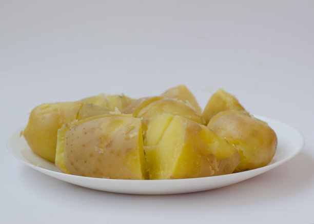 白底煮土豆的盘子。简单健康的食物。自制土豆菜肴。图片下载