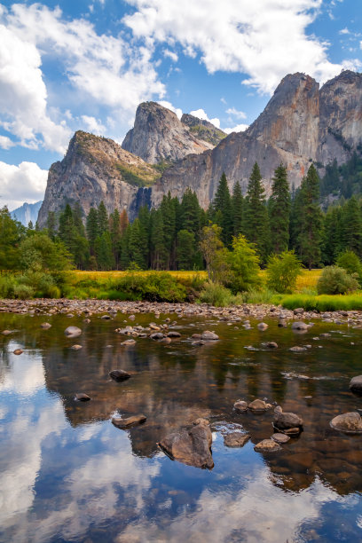 优胜美地山谷、默塞德河与酋长岩素材图片