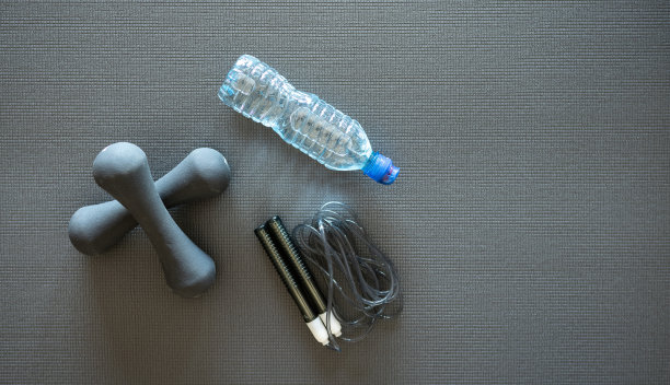 一套健身塑身器材图片下载