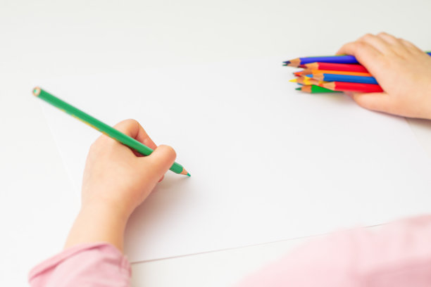 孩子正在用彩色铅笔画画。图片下载