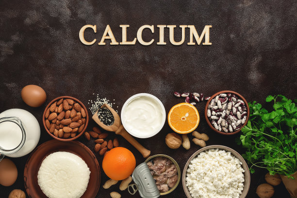 高钙食物在黑暗的乡村背景下。多种产品富含钙质。俯视图，平放，复制空间图片下载
