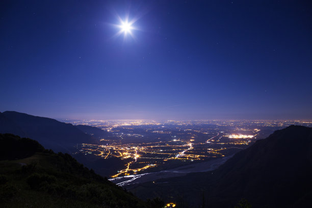 意大利东北部夜景，圣西蒙内山素材图片