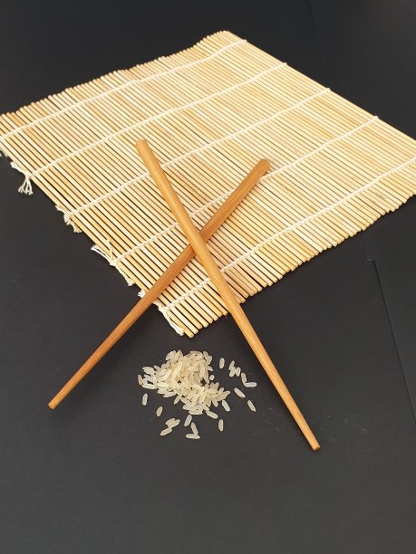 寿司席透视，用筷子和米饭。抽象的背景图像。寿司概念，日本料理和中国料理。食谱准备，菜单，厨师和食谱的背景。图片下载