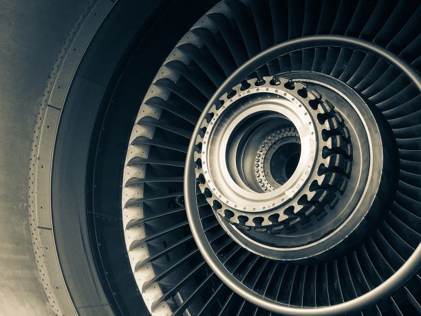 用于航空和飞机工业维修的喷气涡轮发动机零件。图片下载