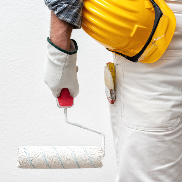 房屋油漆工在建筑工地工作。建筑。图片下载