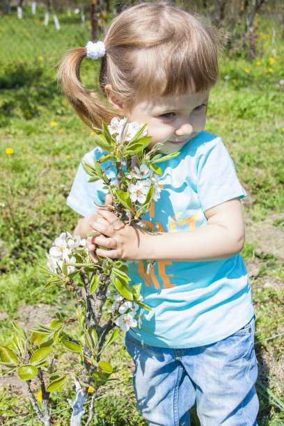 美丽的艺术小女孩弹吉他图片下载