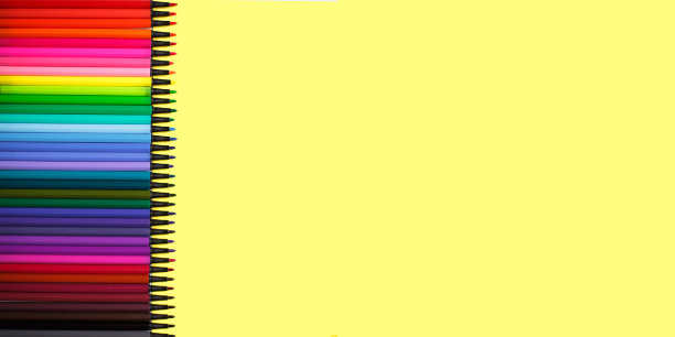 一组在白色背景上有大量阴影和半色调并留有文字空间的标记。图片下载