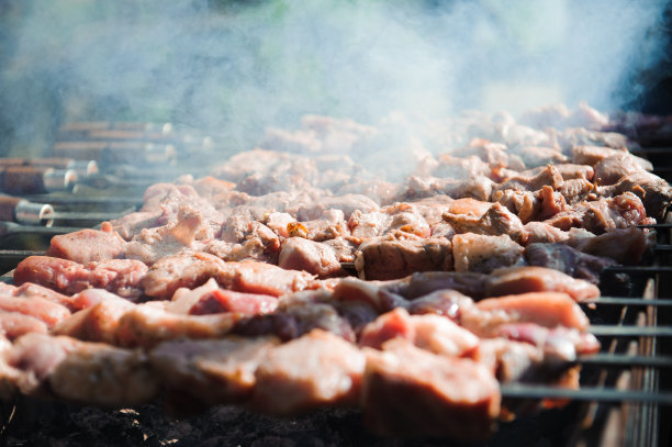 烤牛肉和猪肉牛排图片下载