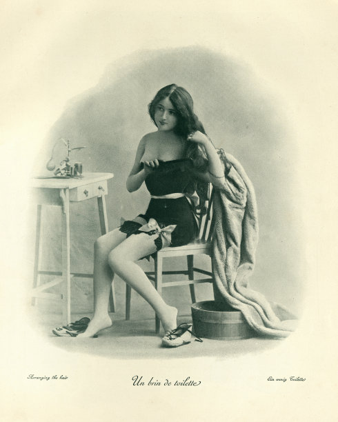 维多利亚时代，年轻女子梳头发的复古照片图片下载