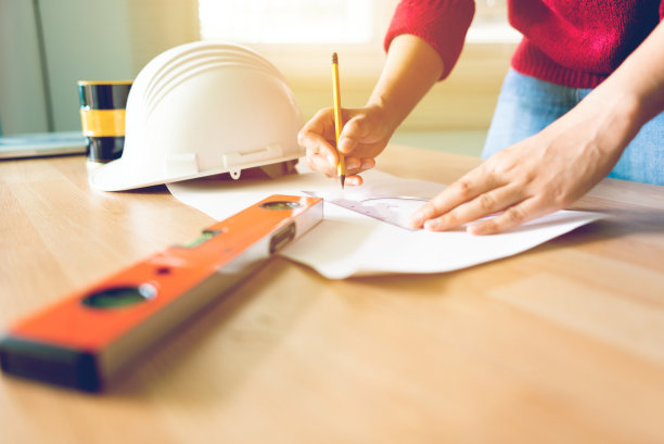 工程师在家画画图片下载