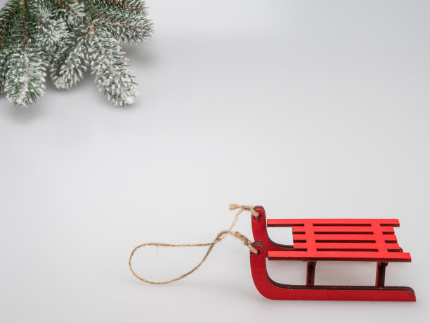 冬天的明信片。雪橇和被雪覆盖的树枝。图片下载