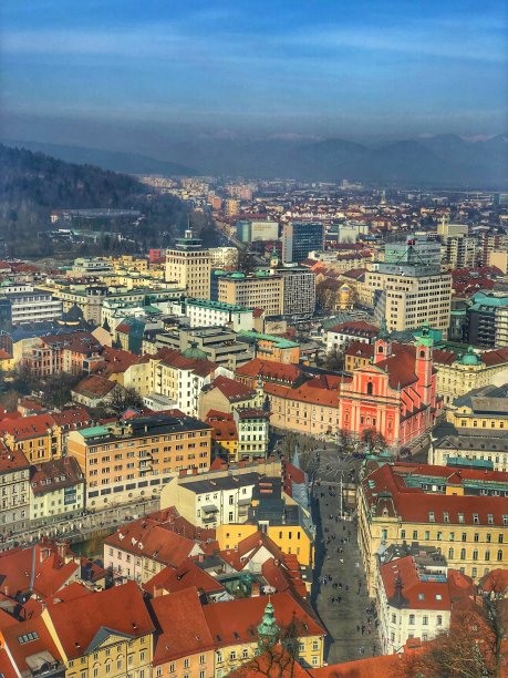 从上方俯瞰，卢布尔雅那的街道图片下载