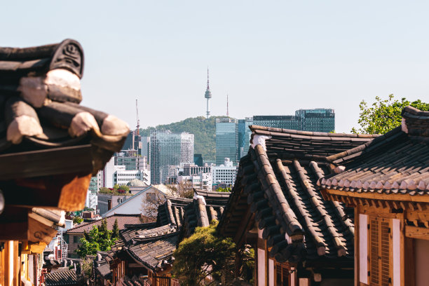 首尔,韩国。观景城市和北川韩屋村与北塔。股票的照片。图片下载