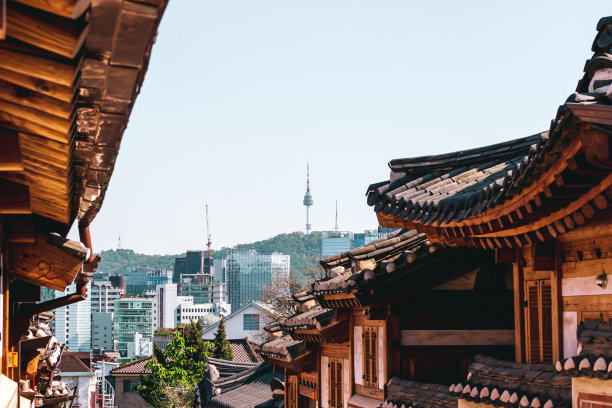 首尔,韩国。观景城市和北川韩屋村与北塔。股票的照片。图片下载