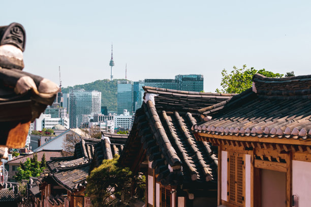 首尔,韩国。观景城市和北川韩屋村与北塔。股票的照片。图片下载