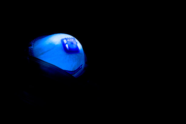 FFP2呼吸面罩，背景清晰，黑色，非常现代，纯粹图片下载