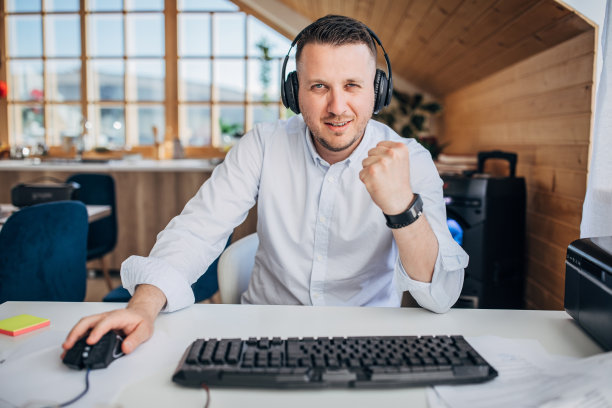 男人在家里的台式电脑上玩视频游戏图片下载