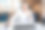 男人在家里的台式电脑上玩视频游戏图片下载