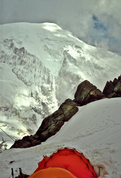 在勃朗峰的雪地里搭起了帐篷图片下载