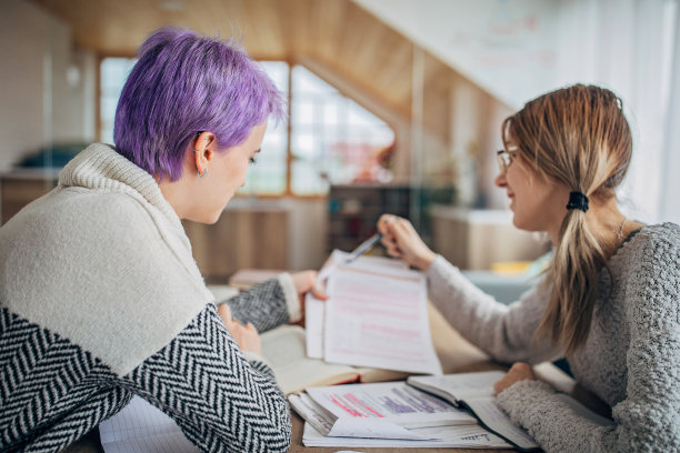 两个年轻女人在一起学习图片下载