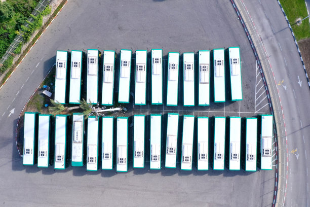 由于政府封锁政策，停满公共汽车的公交总站鸟瞰图图片下载