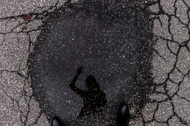 水坑里一个女孩的影子图片下载