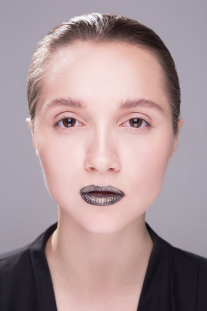 美丽的年轻女子与清洁新鲜的皮肤别看。女孩美丽的脸护理。面部护理图片下载