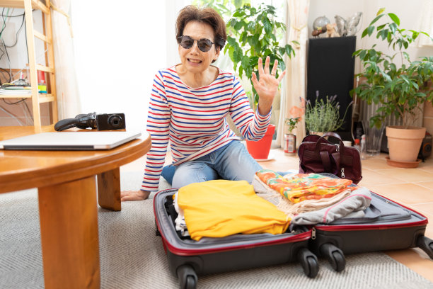 妇女准备度假图片下载