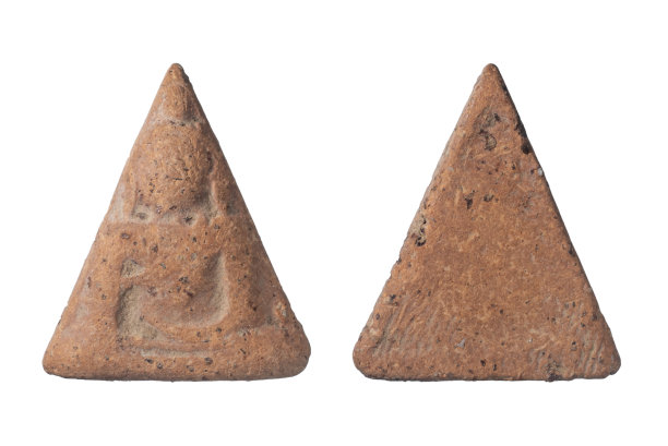 泰国护身符孤立在白色背景。姓名“Phra Nang Phaya”图片下载