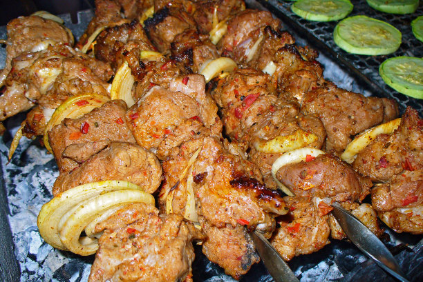 烤猪肉串，背景是西葫芦片图片下载