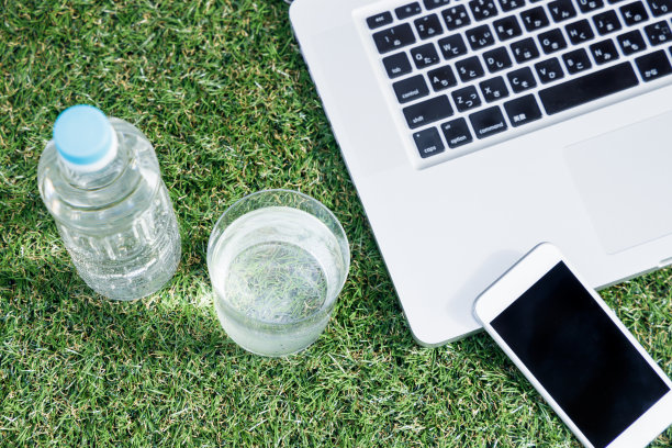 草坪和笔记本电脑图片下载