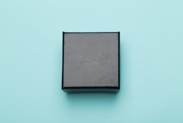 迷你黑盒产品包装隔离在蓝色背景。平放俯视图图片下载