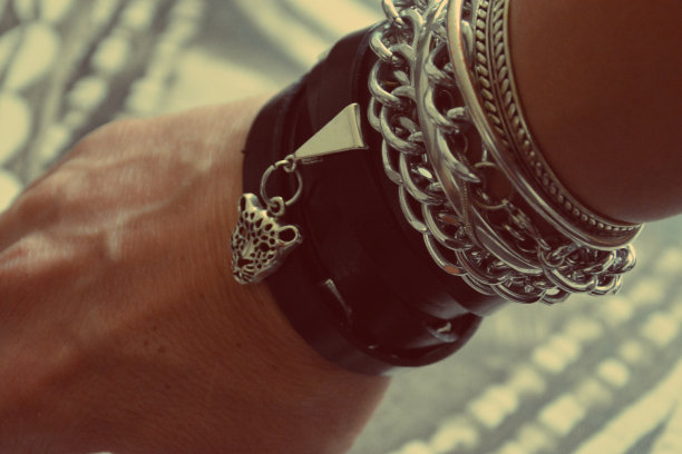 手工皮革和银手链与虎头，近距离时尚珠宝照片。图片下载