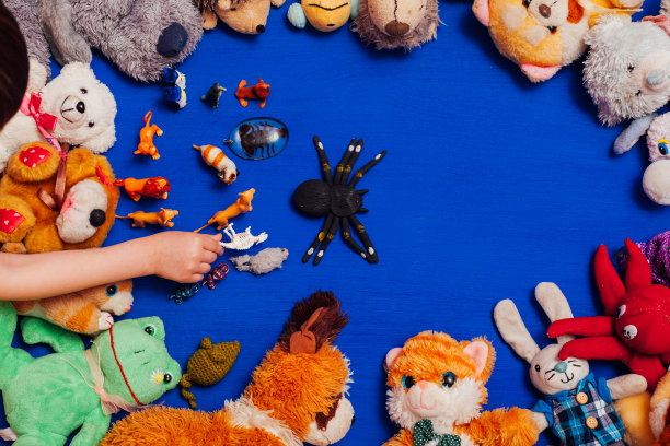 许多儿童玩具的儿童发展游戏在一个蓝色的背景图片下载