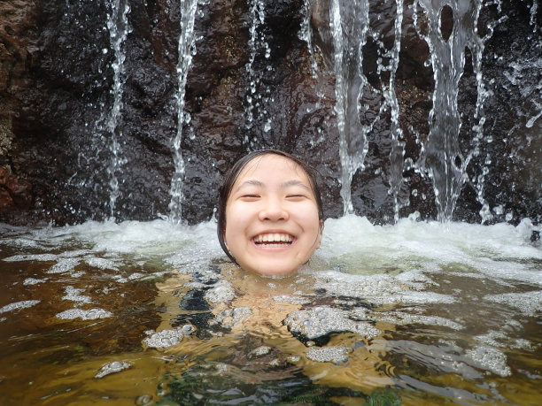 一个日本女孩喜欢泡温泉图片下载