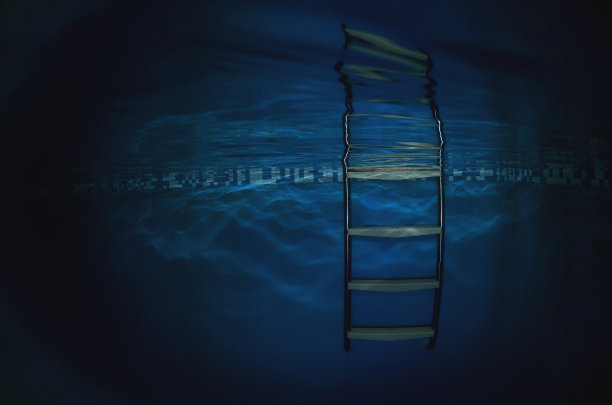 带反射的泳池楼梯图片下载