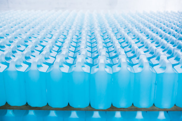 仓库中用于清洁和消毒的酒精以加仑为单位。图片下载