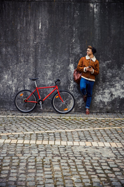 微笑的自行车独自在旧城库存照片图片下载