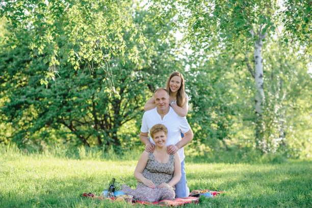 一个女儿和她的老父母在野餐上玩得很开心。图片下载
