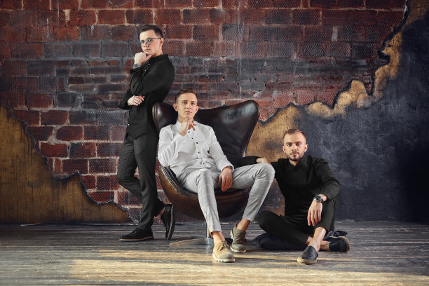 年轻的现代商人们穿着平凡的衣服微笑着从成功中走出来。新浪潮，不标准的外观，复制空间图片下载