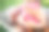 幼童在花园里洗澡玩桃子和苹果。可爱的小女婴坐在自然的水池里，沐浴在夏天。图片下载