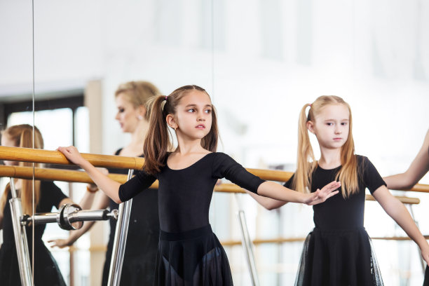 小女孩漂亮可爱的孩子在工作室训练教练在舞蹈课上。图片下载