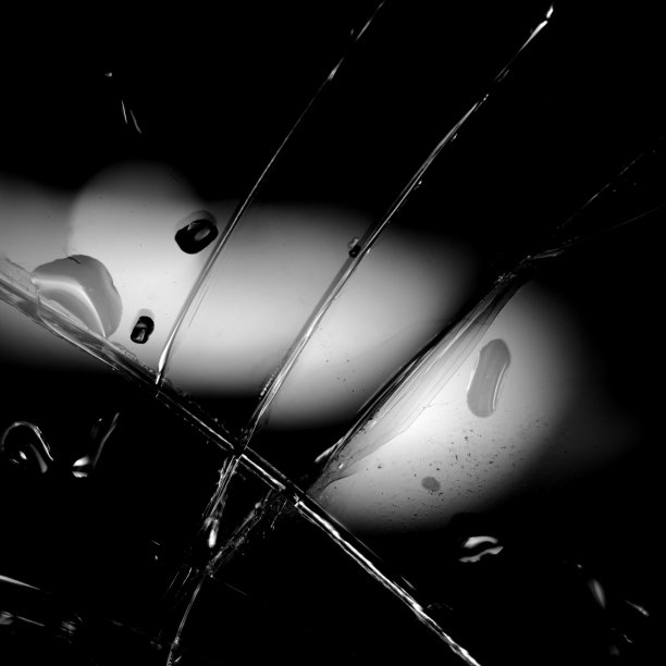 黑色的碎玻璃背景。黑色极简主义背景，玻璃上有裂缝和水滴。抽象的黑色的简约主义。图片下载
