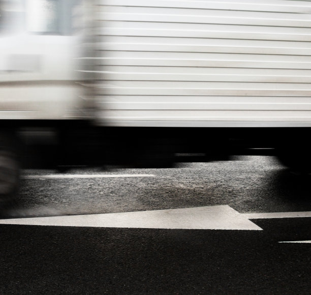 路上有动静。移动的卡车。图片下载