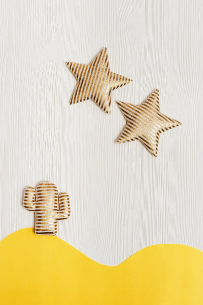 用柔软的玩具、金色的仙人掌和沙漠里明亮的星星在白色的木质背景上组成的夏日组合。创造性的夏天的概念。图片下载
