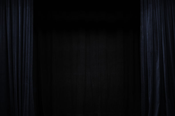 非常深的蓝色天鹅绒窗帘在一边的黑色剧场舞台，背景框架与大的复制空间图片下载