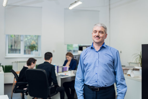 高级商人在他的办公室里开会图片下载