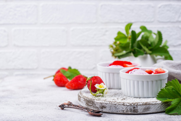 白碗里的草莓冰淇淋图片下载