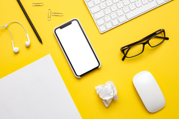 白色屏幕上的彩色背景智能手机的模型。平躺，俯视图的办公桌库存照片图片下载