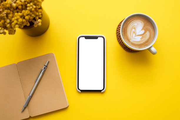 白色屏幕上的彩色背景智能手机的模型。平躺，俯视图的办公桌库存照片图片下载